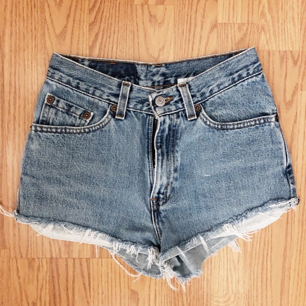 size 24 levi shorts
